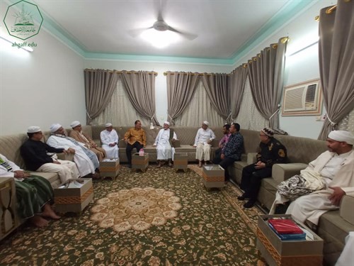 رئيس جامعة الأحقاف يلتقي بالسفير الاندونيسي لعمان واليمن محمد إرزان جوحان