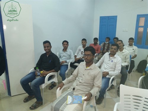 طلاب جامعة الاحقاف يشاركون بأمسية حقيبة خريج التي تنظمها مؤسسة الخريجين بالشراكة مع اكاديمية الخريجين
