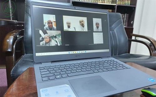 رئيس وحدة شؤون الخريجين بجامعة الاحقاف يعقد جلسة تواصل مع فريق همة مادورا باندونيسيا