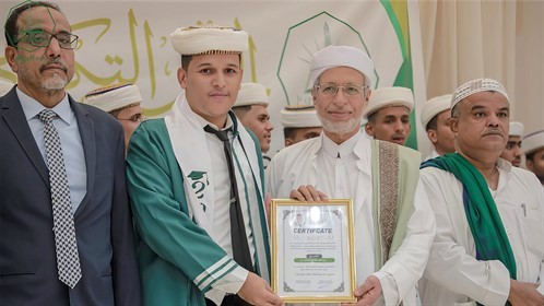 جامعة الأحقاف تحتفي بتخريج 54 طالبا من كليتي الإدارة والاقتصاد وهندسة علوم الحاسوب