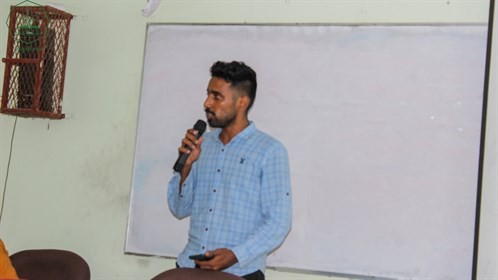 كلية الادارة والاقتصاد بجامعة الأحقاف تكرم أوائل الطلاب بجميع المستويات