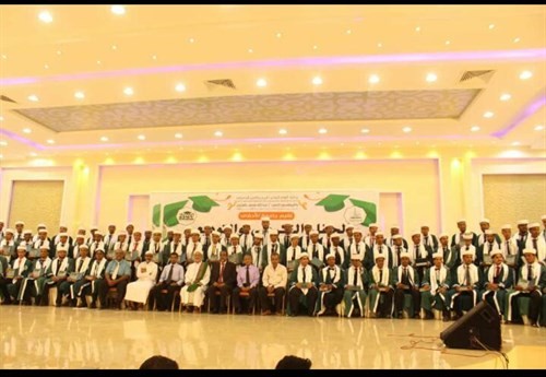 تحت شعار خريجوا اليوم قادة الغد جامعة الاحقاف تحتفل بتخريج 98 خريجا وخريجة من مختلف تخصصات الجامعة.