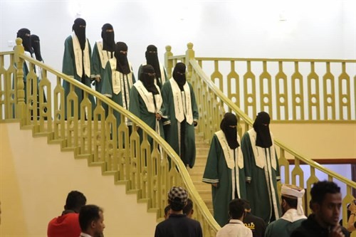 تحت شعار خريجوا اليوم قادة الغد جامعة الاحقاف تحتفل بتخريج 98 خريجا وخريجة من مختلف تخصصات الجامعة.