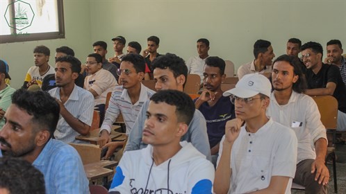 كلية الادارة والاقتصاد بجامعة الأحقاف تكرم أوائل الطلاب بجميع المستويات