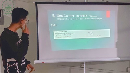 وحدة اللغة الإنجليزية تقيم العروض التقديمية باللغة الإنجليزية لطلاب كلية الادارة والاقتصاد