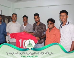 منتخب جامعة الأحقاف يستلم هدية من فريق مجمع الأحقاف الرياضي بشبام