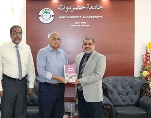 نائب رئيس جامعة الأحقاف ورئيس الجالية اليمنية في أفريقيا يلتقيان برئيس جامعة حضرموت