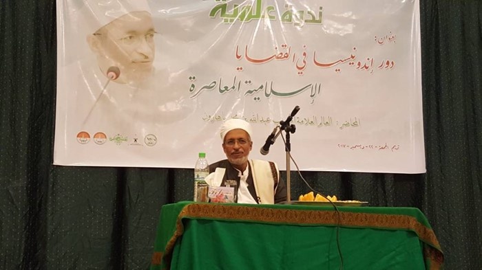 رئيس الجامعة يعقد ندوة علمية