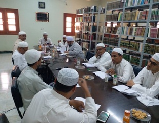 منتدى البحث العلمي بكلية الشريعة والقانون بجامعة الأحقاف يعقد جلسة بحثية حول دلالة كلمة ( لامس) اللغوية.