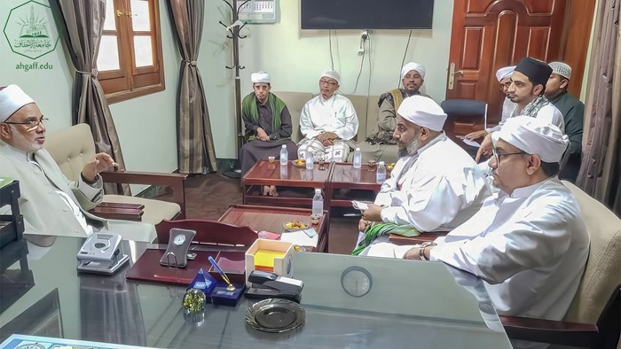 عميد كلية الشريعة والقانون بجامعة الأحقاف يستقبل الأستاذ الدكتور جمال فاروق العميد السابق لكلية الدعوة الإسلامية بالأزهر الشريف