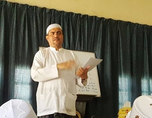 عميد كلية الشريعة والقانون ومدير التسجيل بها يتلقيان بالمستوى الاول والثاني بالكلية..