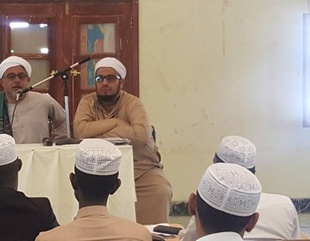 محاضرة عامة للطلاب بالقاعة الكبرى