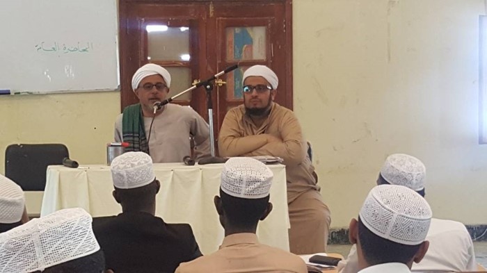 محاضرة عامة للطلاب بالقاعة الكبرى