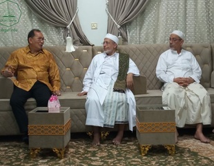 رئيس جامعة الأحقاف يلتقي بالسفير الاندونيسي لعمان واليمن محمد إرزان جوحان
