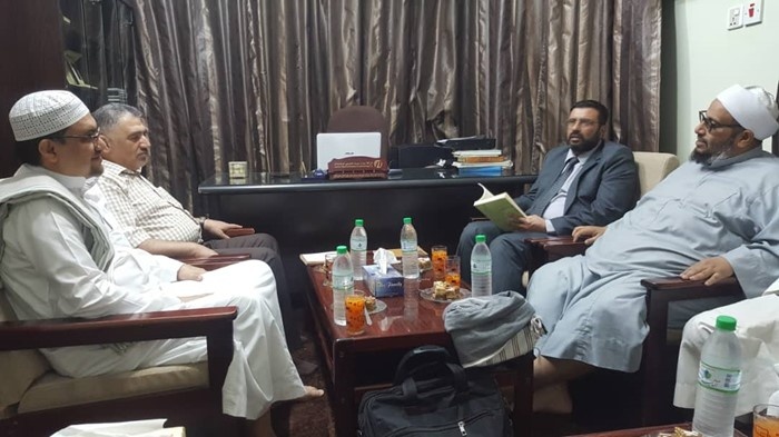 عميد الكلية يستقبل الوفد الأردني القادم لرصد ميقات صلاة الفجر