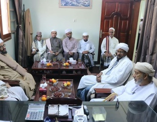 عميد كلية الشريعة والقانون جامعة الأحقاف يلتقي السيد محمد عمر عيديد بازرعة الشخصية العمانية المعروفة.