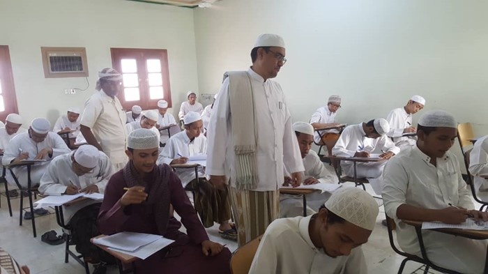 عميد كلية الشريعة والقانون ورئيس قسم التسجيل فيها يتفقدان سير الامتحانات النهائية بالكلية