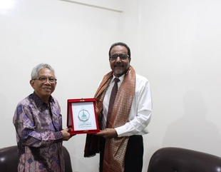 نائب رئيس جامعة الأحقاف يلتقي بالسفير الأندونيسي لدى عمان والقائم بأعمال السفارة اليمنية