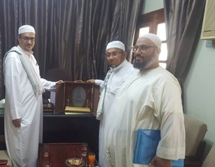 عميد كلية الشريعة والقانون يلتقي مدير مكتب جامعة الأحقاف بدولة إندونيسيا