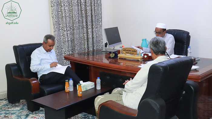 مجلس كلية الدراسات العليا بجامعة الأحقاف يعقد اجتماعه لشهر يناير