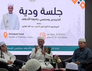 رئيس جامعة الأحقاف يلتقي بخريجي الجامعة في جزيرة سولاويزي الإندونيسية