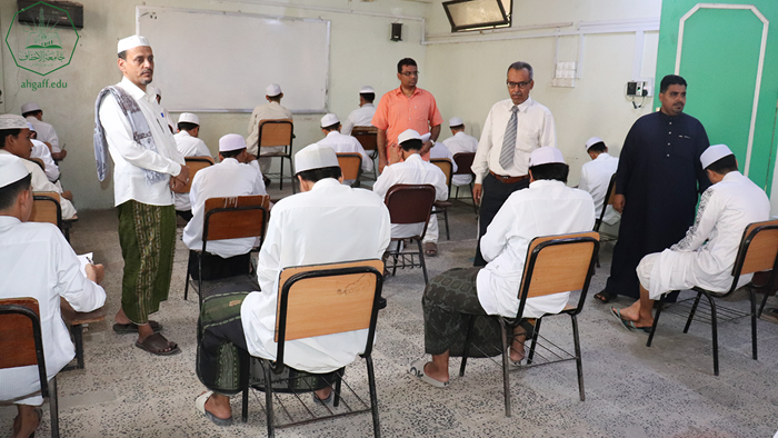 تدشين امتحانات الفصل الدراسي الثاني بكلية الشريعة والقانون بجامعة الأحقاف