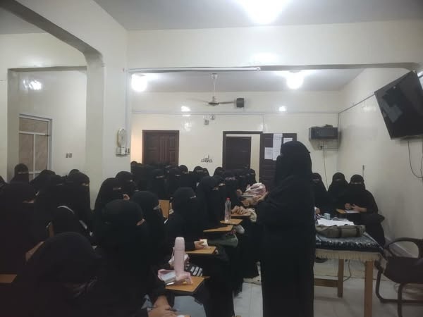 "الغربة والبناء الذاتي" محاضرة توعوية في كلية البنات بجامعة الأحقاف