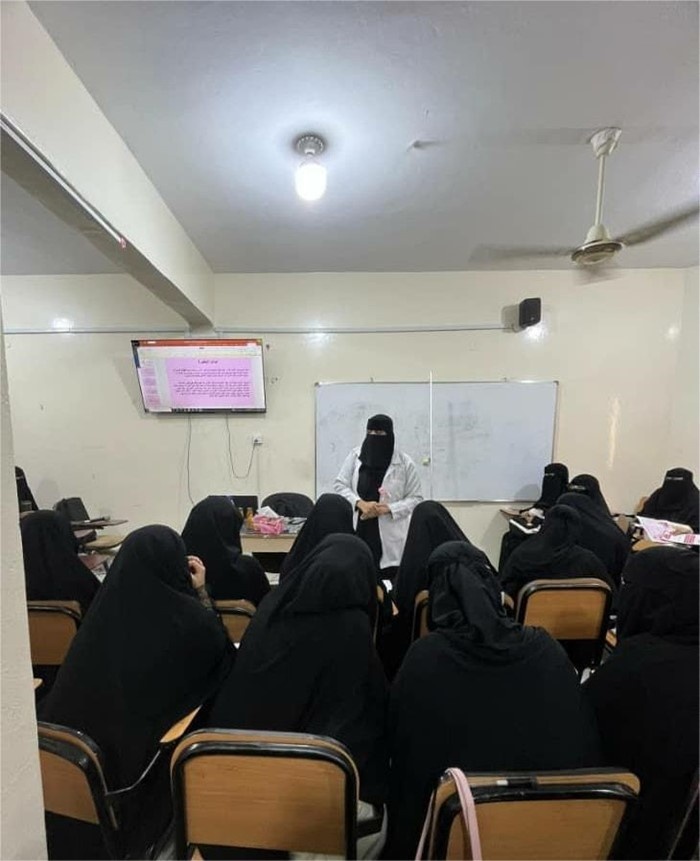 كلية البنات بجامعة الأحقاف تقيم محاضرة توعوية بمناسبة الشهر الوردي لسرطان الثدي