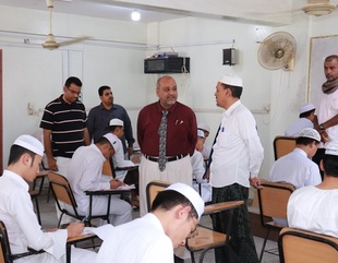 الأمين العام للجامعة يُدشّن امتحانات الفصل الدراسي الأول بكلية الشريعة والقانون بالمكلا