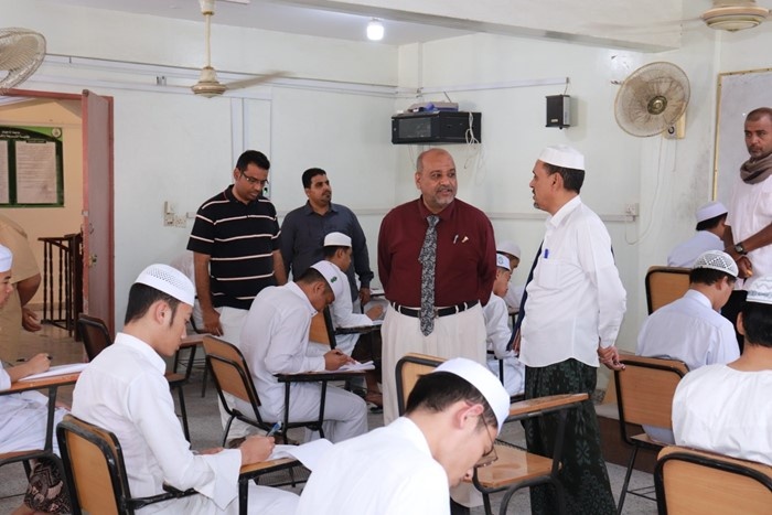 الأمين العام للجامعة يُدشّن امتحانات الفصل الدراسي الأول بكلية الشريعة والقانون بالمكلا